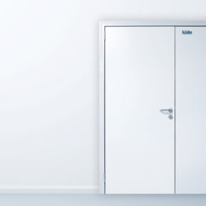 Puerta Pivotante semi aislada de servicio