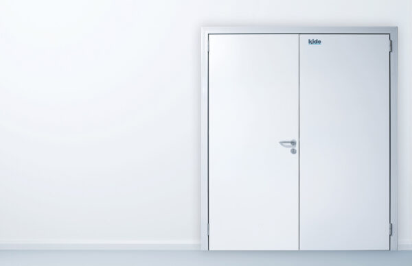 Puerta Pivotante semi aislada de servicio
